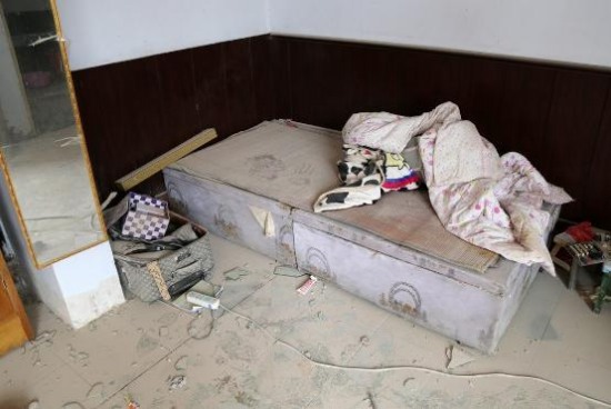 郑州城中村砸伤3人