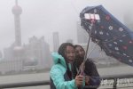 <b>台风中自拍 灿鸿台风中上海两女子紧抱着自拍</b>