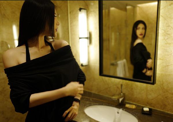 葛天晒洗手间美照