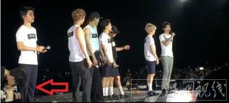 EXO遭砸水瓶瞬间图片(左下黑衣)