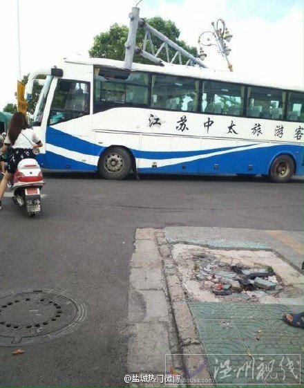 盐城一大巴撞上限高栏受损