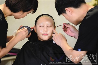 沈春阳在进行特效化妆