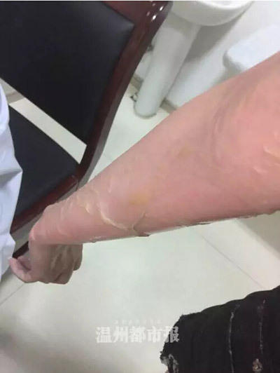 店员热汤浇女顾客