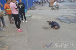 老人倒地拍照搀扶 郑州老人倒地市民拍照后搀扶