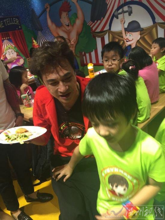 吴镇宇为费曼庆生