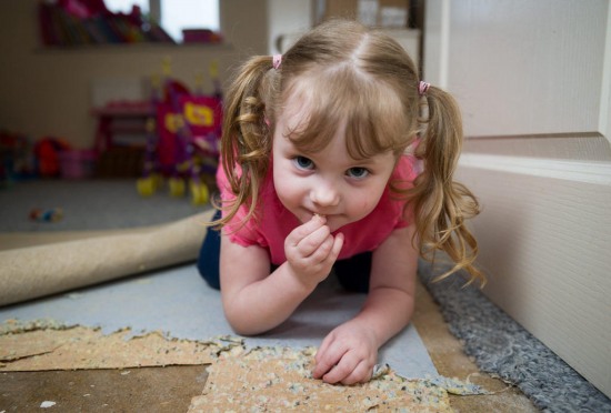 英国4岁女童吃家具成瘾