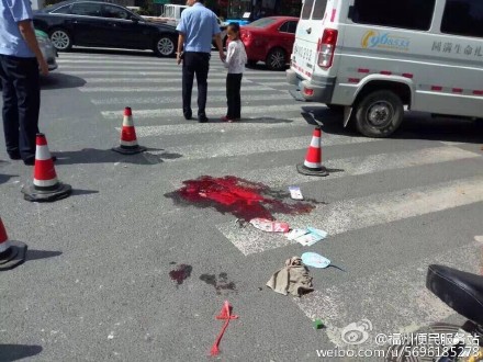 男子被水泥罐车碾压留下的血迹