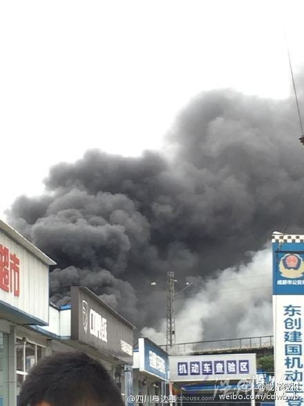 成都建国汽车发生大火