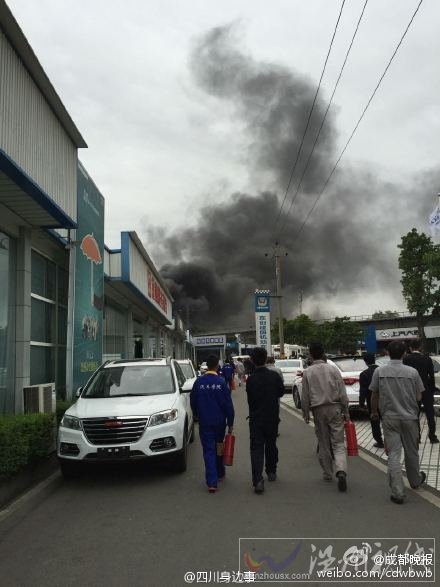 现场浓烟较大 周围有部分群众围观