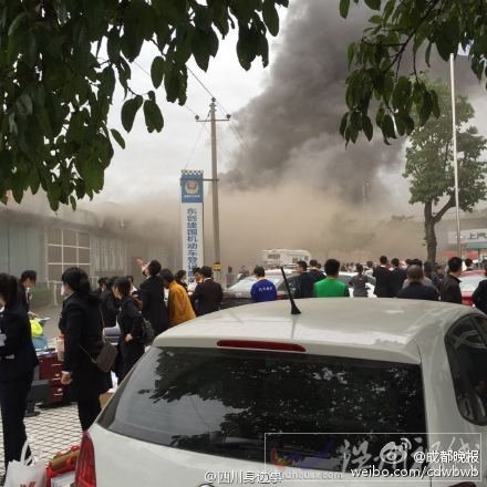 消防人员正在紧急灭火中