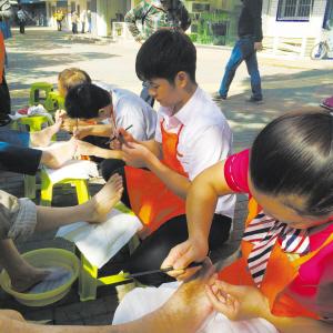 宁波有一群特殊的义工 专门为老人修剪脚趾甲