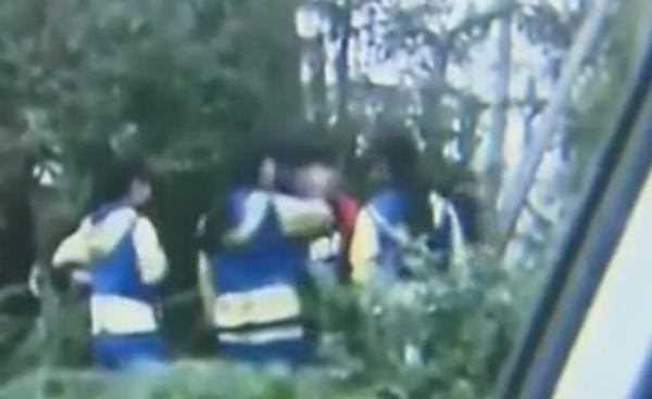 中学女生围殴男生