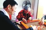 郑州冯湾新村103岁老人打麻将耳聪目明