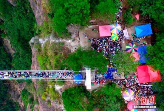 玻璃桥被人潮攻占