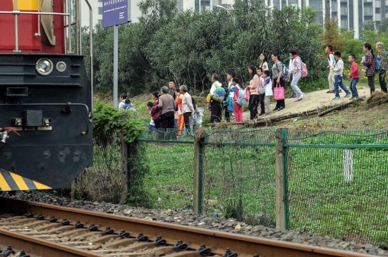 学生横穿铁路上学