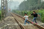 学生横穿铁路上学 成都武侯区晋阳小学学生横穿铁路
