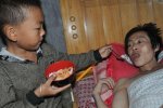 贵州7岁娃照顾瘫痪父亲 孩子母亲跑了