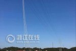 杭州一名男子玩滑翔伞遇险挂在11万伏高压线上