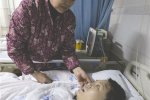 女子遇车祸智力变3岁小孩 苦了护工