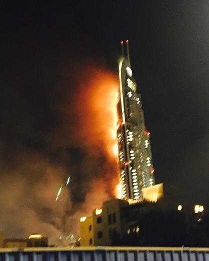 迪拜高楼突发大火 现场火光冲天画面曝光目前起火原因不明
