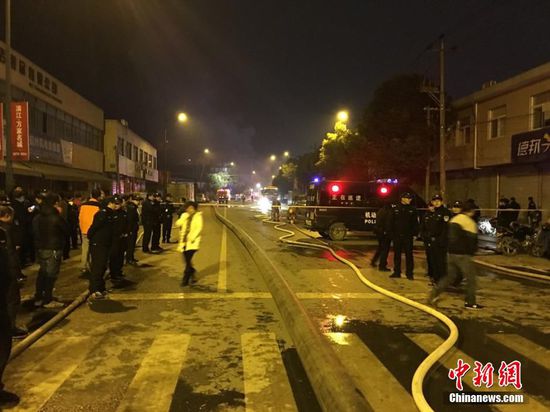 1月14日19时左右，浙江杭州市余杭区良渚街道通运路口一装有煤气瓶的货车起火，火势较大并伴有爆炸，引燃旁边的两幢厂房。PTU、消防、公安、交警和街道人员正在现场处置。目前火势已得到控制，现场无人员伤亡，过火面积大约2000平方米。
