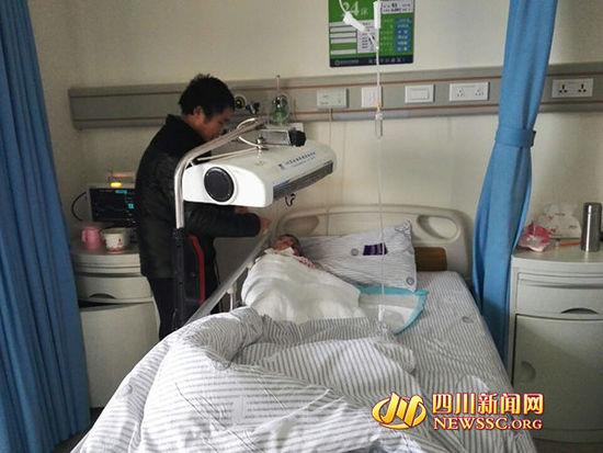 女孩烤火栽进煤炉