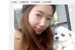 朴信惠抱小狗自拍 韩国女星朴信惠在微博晒抱小狗自