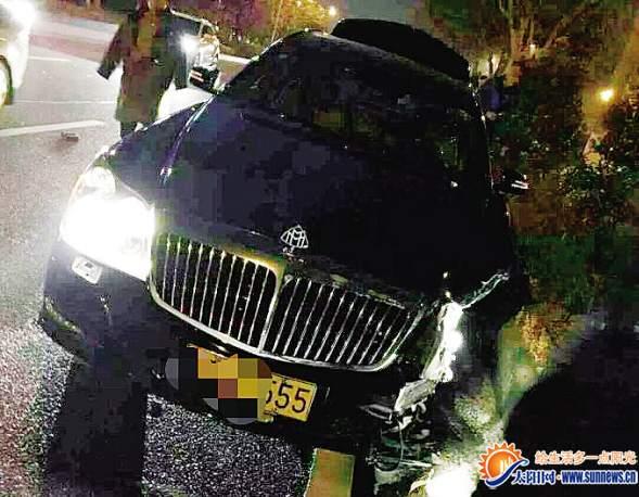 迈巴赫与的士相撞受损严重