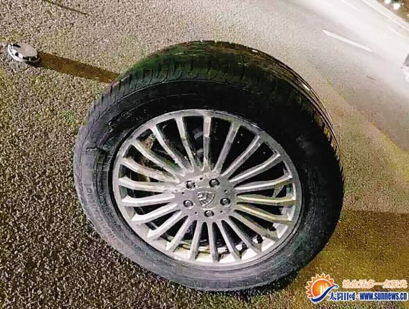 迈巴赫与的士相撞受损严重