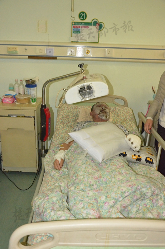 民警为保他人被炸重伤