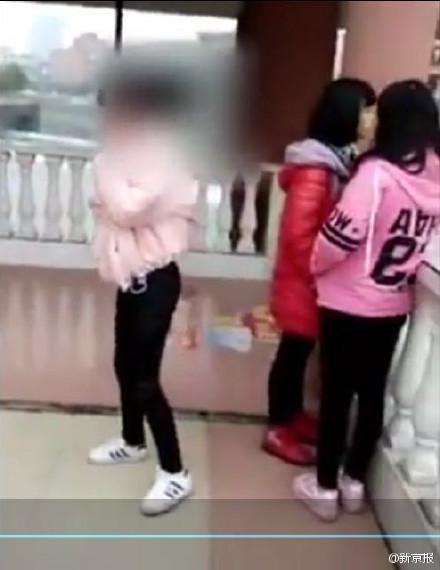 太漂亮遭同学暴打