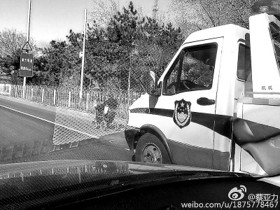 老人开轮椅上二环