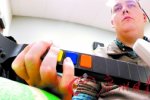 大脑植芯片弹吉他 医生在瘫痪患者的大脑植芯片代替
