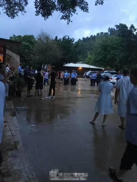 凤凰峡旅游区游客漂流遇山洪暴发
