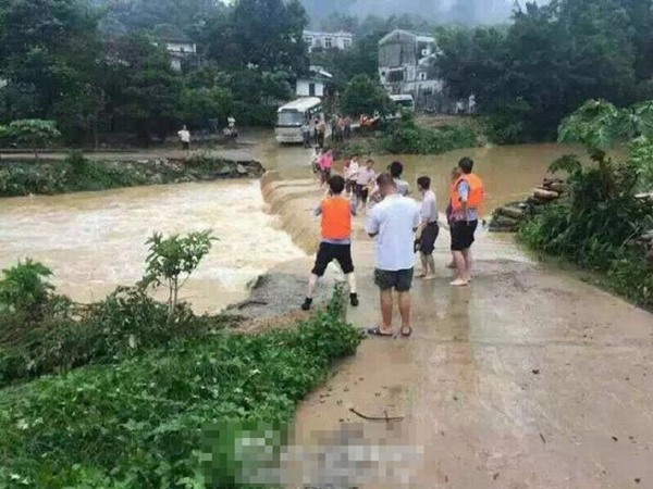 凤凰峡旅游区游客漂流遇山洪暴发