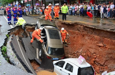 江西瑞金路面塌陷 无人员伤亡