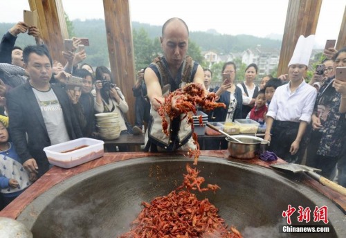 男子徒手爆炒龙虾