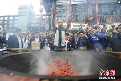 男子徒手爆炒龙虾