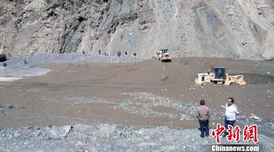 新疆独库公路发生特大泥石流道路被埋 抢通需十天时间