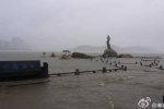 珠海台风妮妲引发风暴潮 珠海渔女被海水淹没