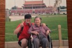 轮椅带奶奶游北京 90后小伙张伟说尽孝不能等