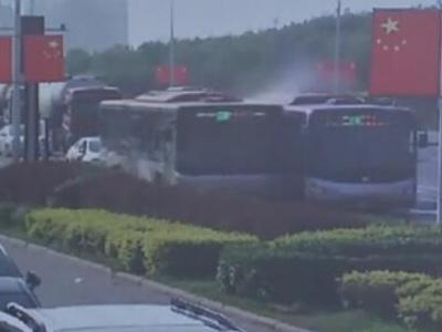 今年4月，天津两辆公交车因司机斗气相撞。 视频截图