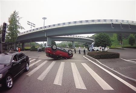 女子开车饿晕翻车