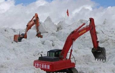 西藏现罕见冰崩