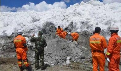 西藏现罕见冰崩