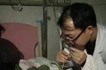 重症监护室停电 袁勇华医生用嘴吸出堵在孩子气管内