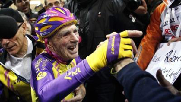 法国老人105岁骑行破记录：1小时骑行22公里破世界纪录。 