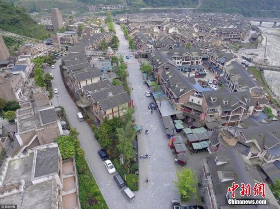 汶川地震九周年,航拍震中映秀镇小洋楼整齐排列。 莫晓 摄 视觉中国