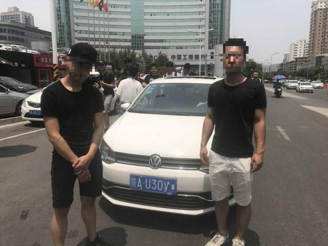 坐车顶兜风遭罚