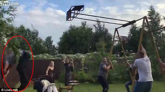 小伙荡秋千被甩飞